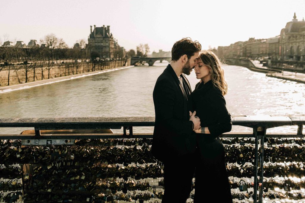 Portrait couple Pont des Arts Paris vue Seine Louvre — Pierre Atelier photographe
