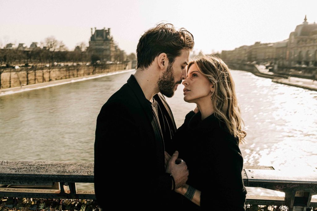 Love story Paris Pont des Arts lumière dorée septembre — Pierre Atelier photographe couple Paris