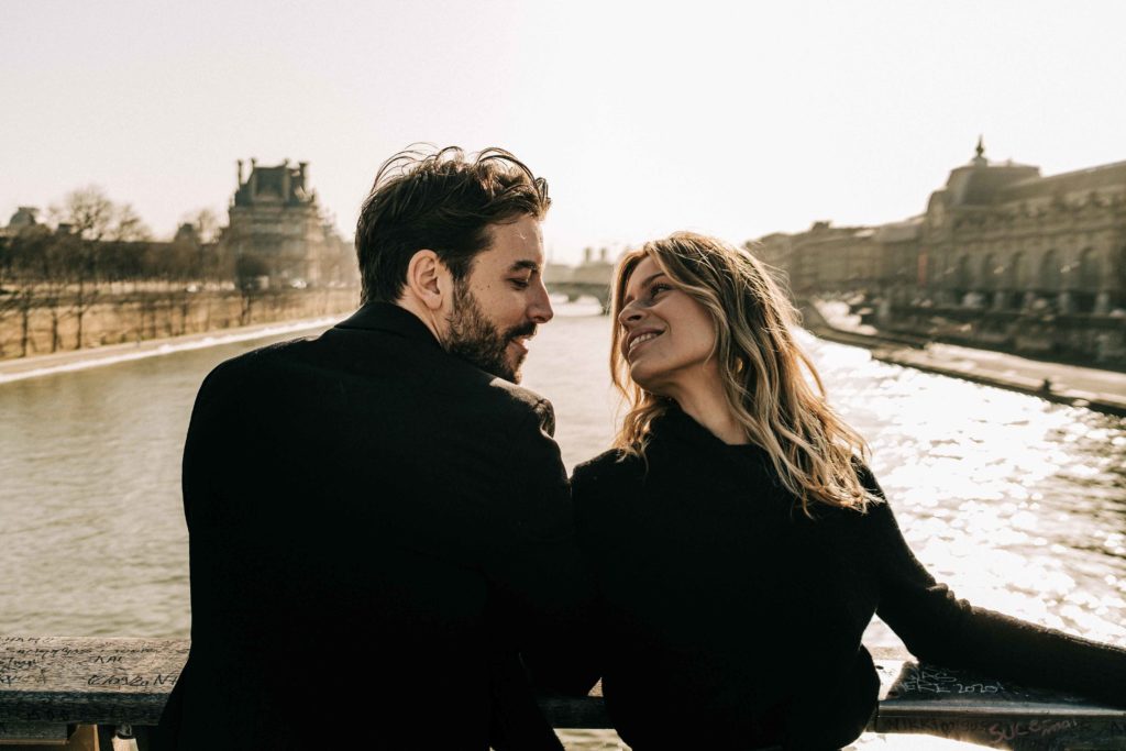 Séance photo couple Paris Pont des Arts planches bois — Pierre Atelier photographe