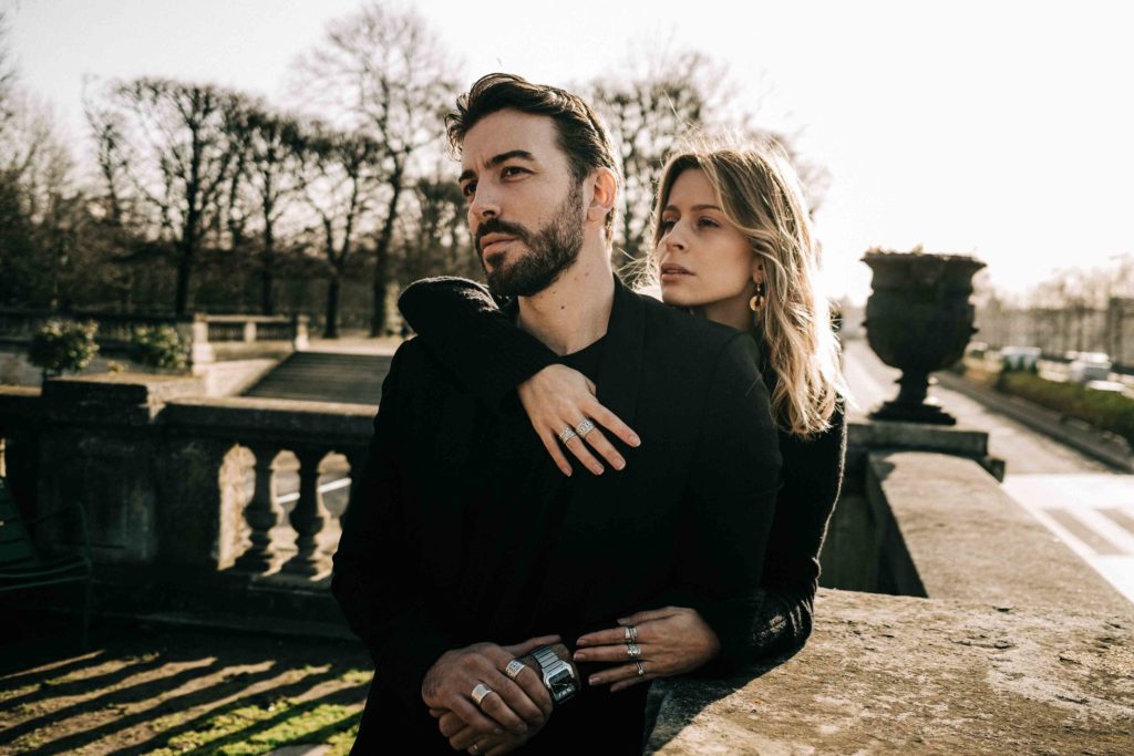Portrait intime couple Pont des Arts Paris balade — Pierre Atelier photographe couple