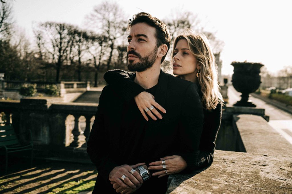 Couple love story Pont des Arts Paris Louvre fond — Pierre Atelier photographe