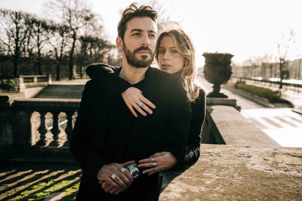 Séance couple romantique Pont des Arts Paris Seine — Pierre Atelier photographe couple