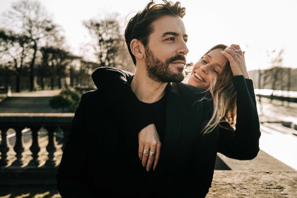 Portrait couple Paris Pont des Arts lumière septembre — Pierre Atelier photographe mariage Paris