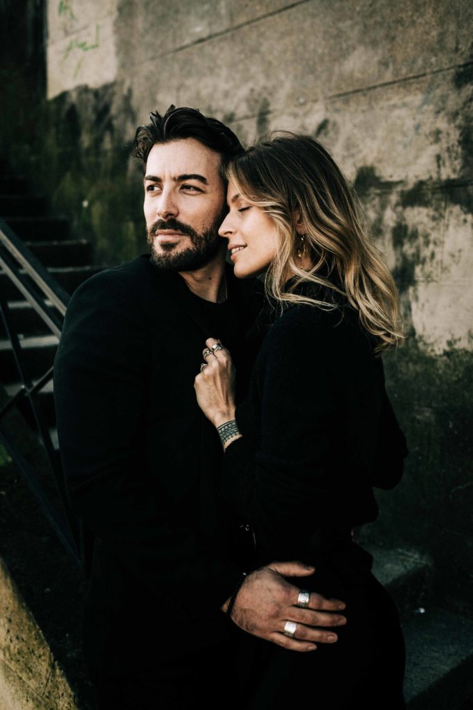 Portrait couple bords de Seine Paris berges basses — Pierre Atelier photographe