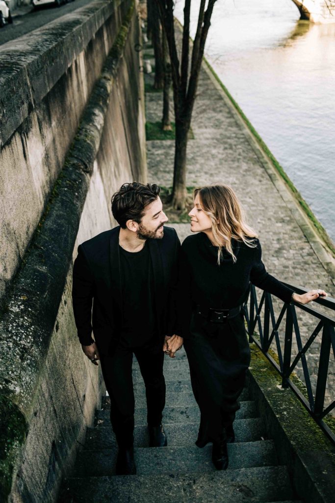 Séance photo couple Seine Paris pont Notre-Dame fond — Pierre Atelier photographe