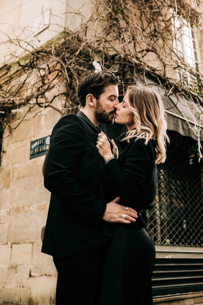 Portrait intime couple quais de Seine Paris — Pierre Atelier photographe couple
