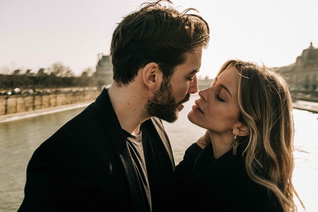 Couple love story berges Seine Paris lumière dorée — Pierre Atelier photographe