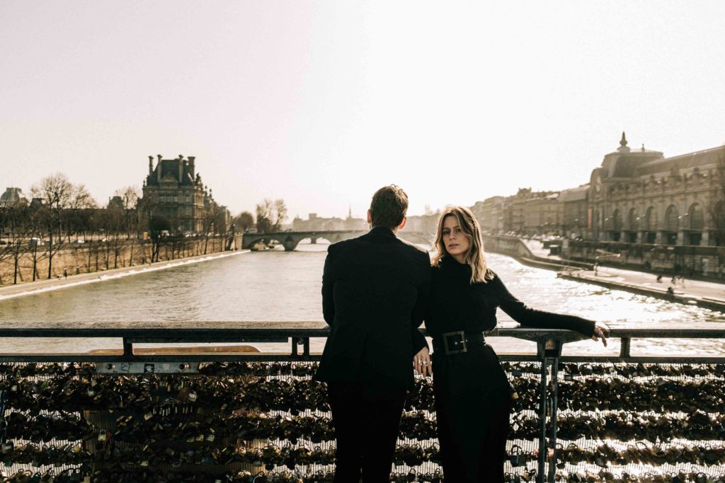 Séance couple bords de Seine Paris septembre golden hour — Pierre Atelier photographe couple