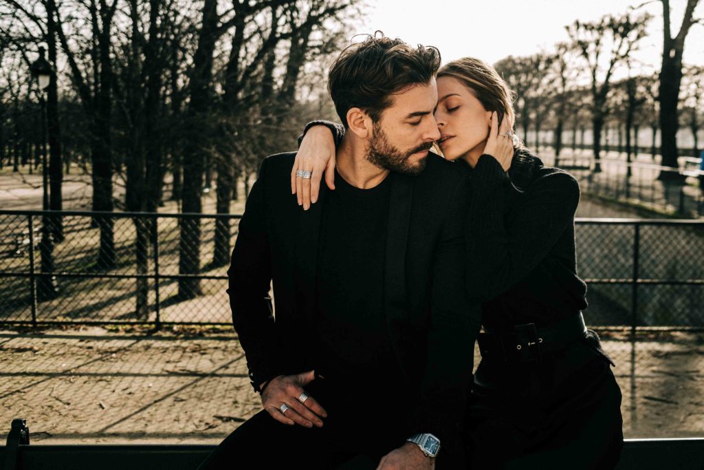 Portrait couple romantique quais bas Seine Paris — Pierre Atelier photographe mariage Paris