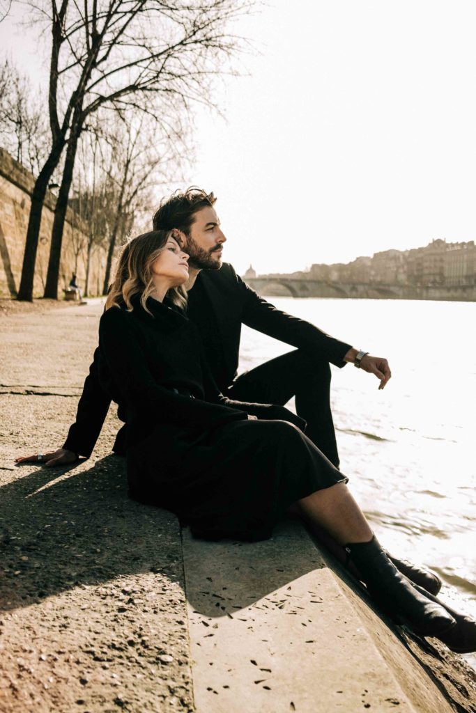 Love story Paris Seine lumière septembre ponts — Pierre Atelier photographe couple Paris