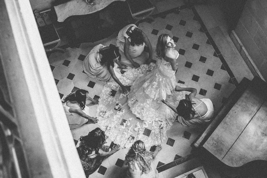 Portrait couple expressif mariage MAL Paris juin lumière — Pierre Atelier photographe mariage