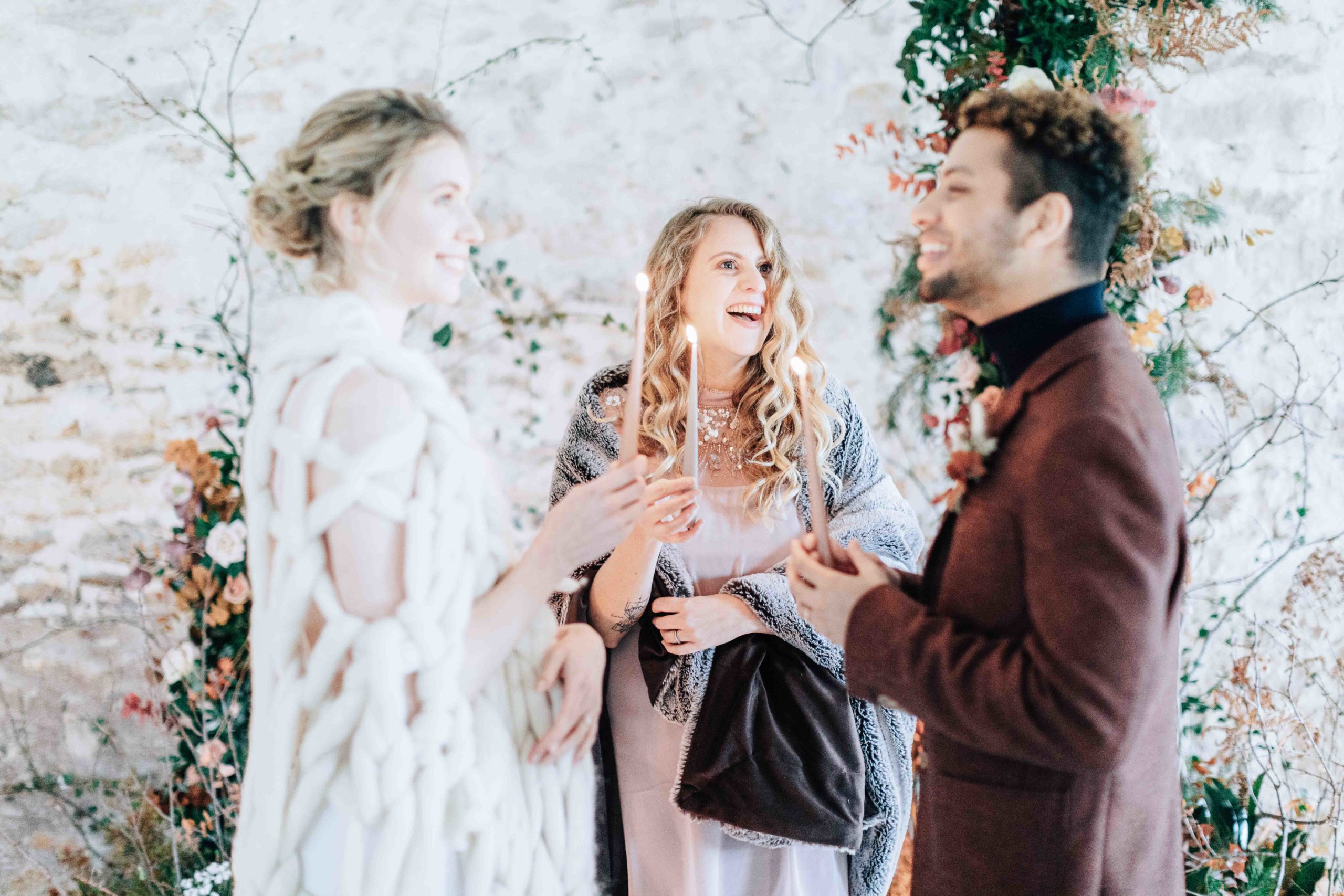Couple mariage branches nues verger Domaine Malassise — Pierre Atelier photographe mariage Paris