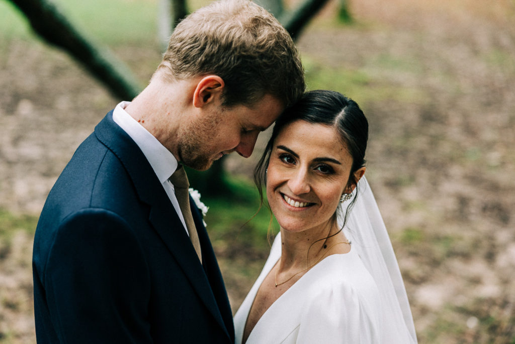 Portrait romantique mariés Manoir de Corny automne — Pierre Atelier photographe mariage Paris