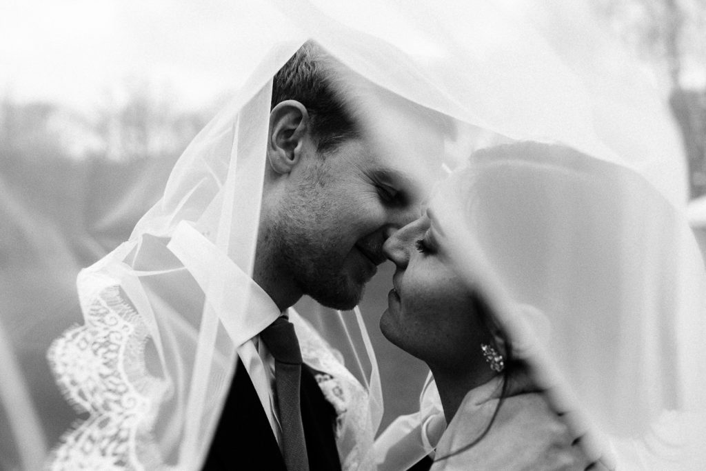 Portrait couple mariage automne parc Manoir de Corny — Pierre Atelier photographe mariage