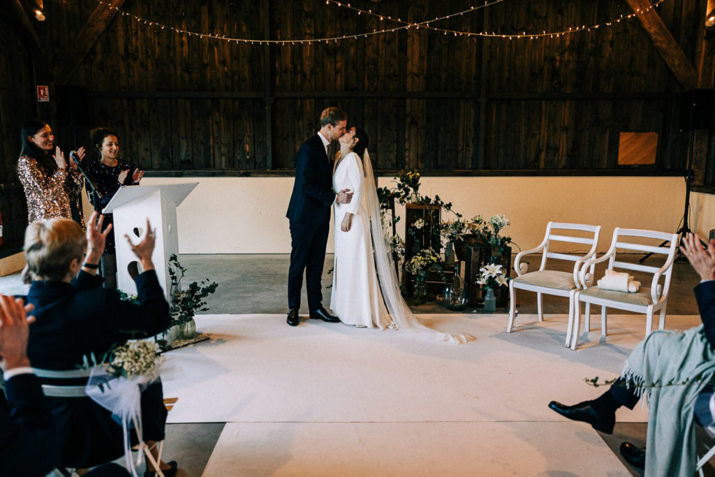 Détail robe mariée Manoir Corny Eure automne — Pierre Atelier photographe mariage