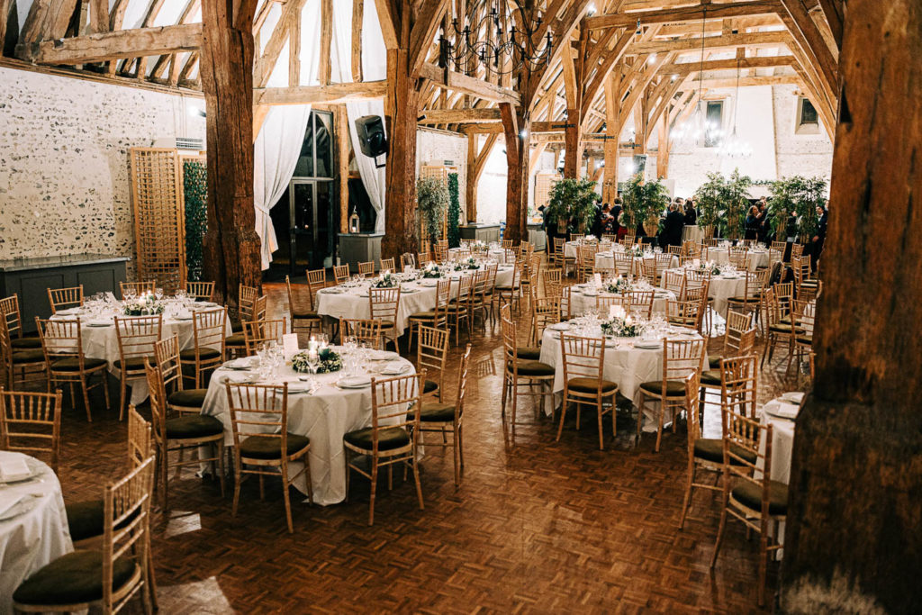 Détails bijoux mariée Manoir de Corny Eure — Pierre Atelier photographe mariage