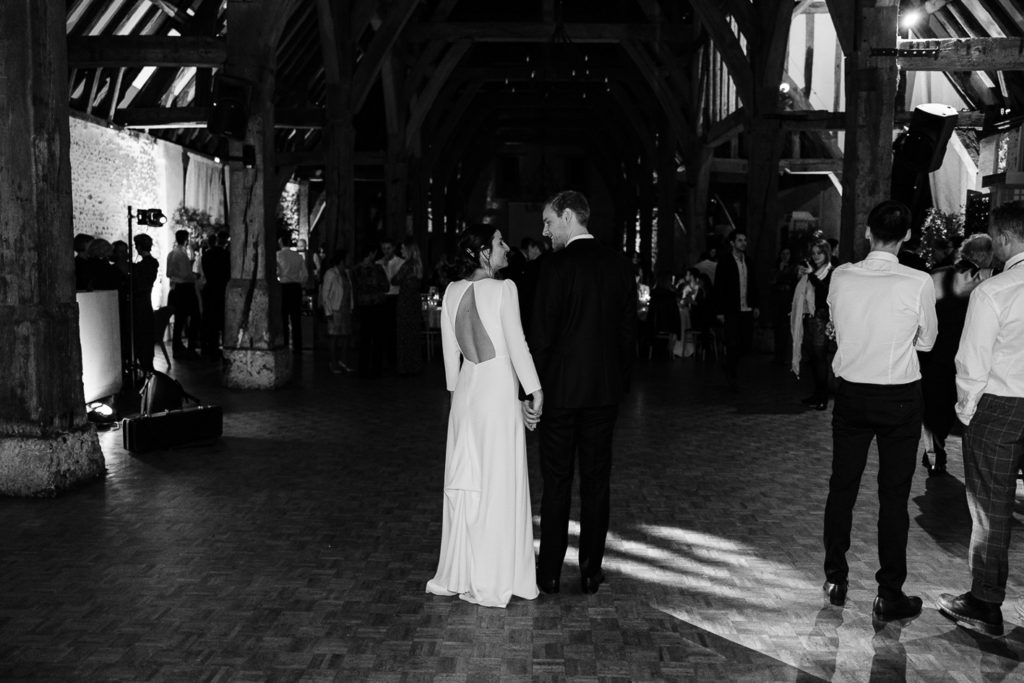 danses de mariage grange Manoir de Corny Normandie — Pierre Atelier photographe mariage Paris