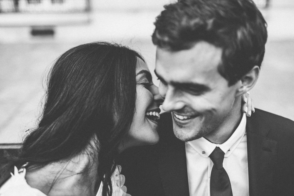 Golden hour portrait couple mariage juif Manoir Cygnes Seine — Pierre Atelier photographe mariage