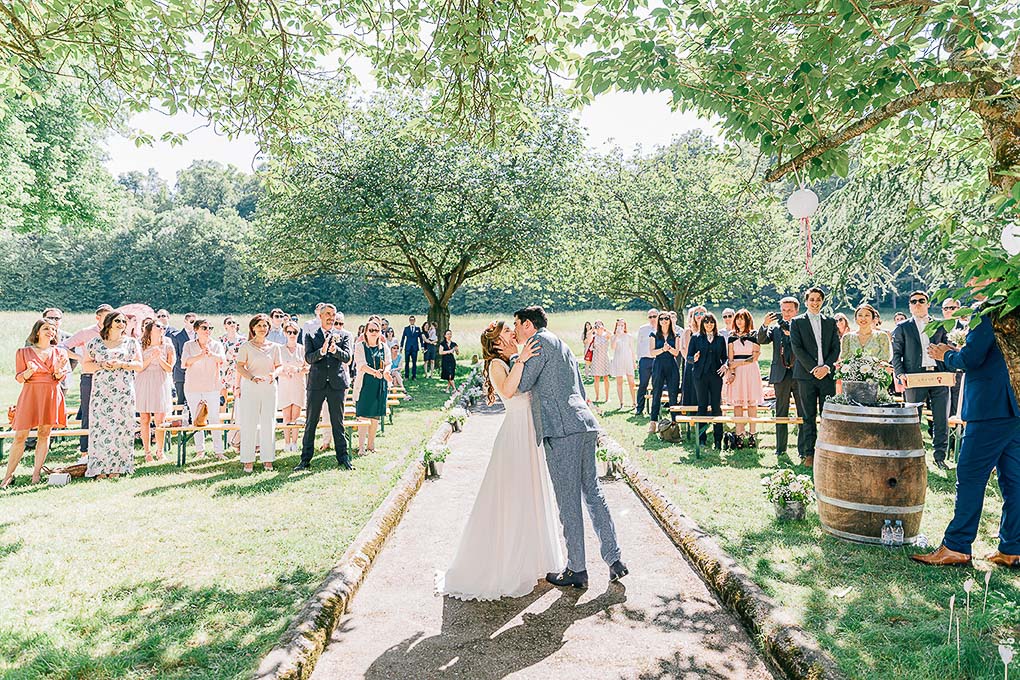 Baiser mariés fin cérémonie laïque mariage Paris — Pierre Atelier photographe mariage
