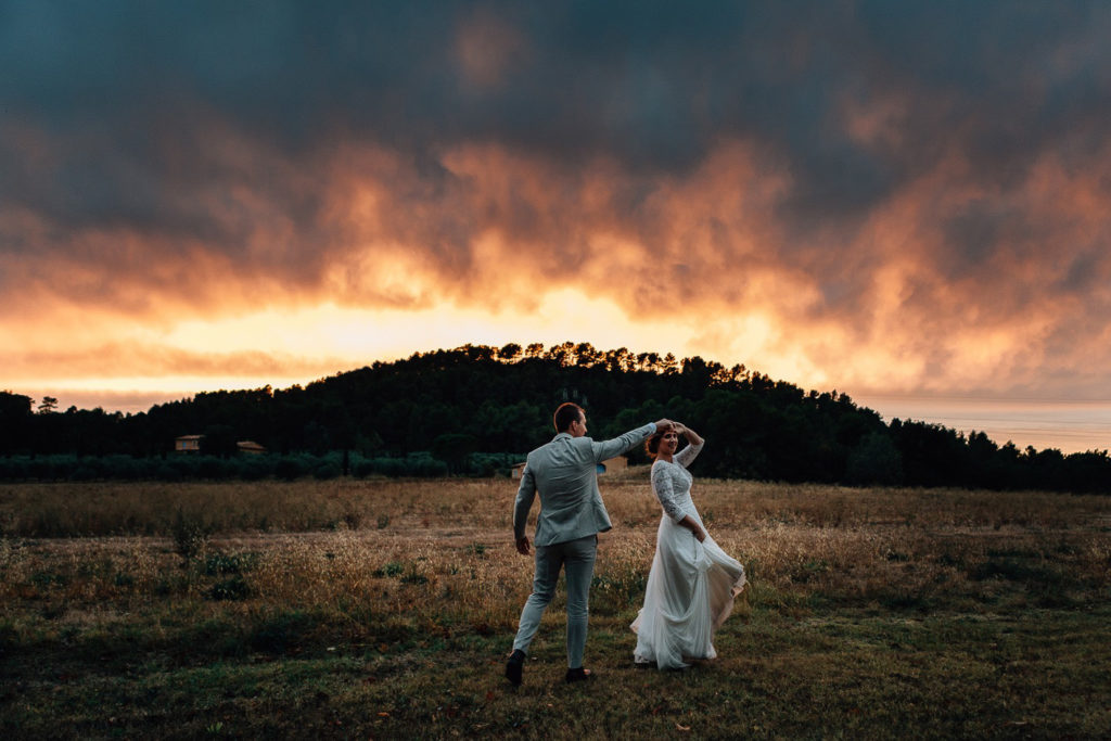 Couple golden hour mariage Île-de-France domaine — Pierre Atelier photographe mariage Paris