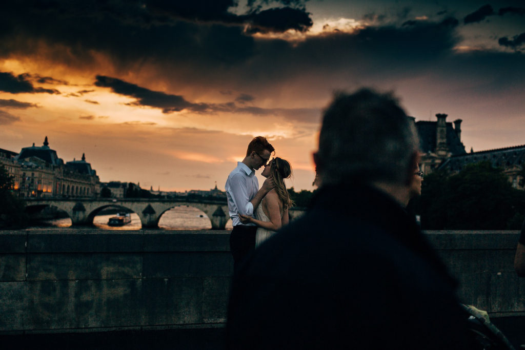 Mariés lumière dorée mariage Paris IDF — Pierre Atelier photographe mariage