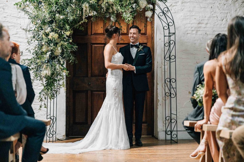 Émotion cérémonie laïque intérieure Domaine de Quincampoix — Pierre Atelier photographe mariage