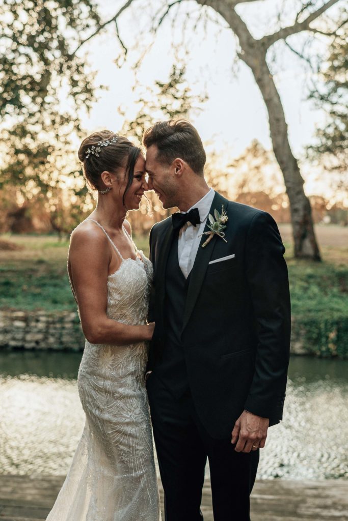 Golden hour automne portrait couple Domaine de Quincampoix douves — Pierre Atelier photographe mariage