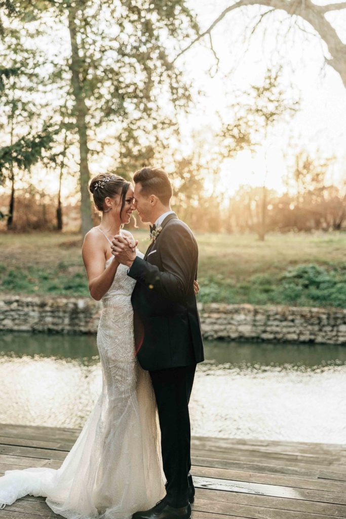 Portrait couple bord douves Domaine de Quincampoix novembre — Pierre Atelier photographe mariage
