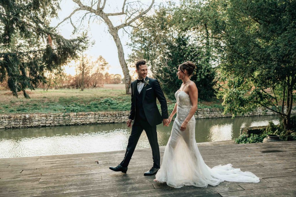 Mariés douves reflets Domaine de Quincampoix novembre — Pierre Atelier photographe mariage Paris