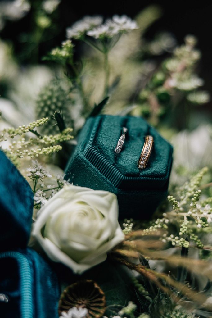 Détails bijoux alliances Domaine de Quincampoix automne — Pierre Atelier photographe mariage Paris