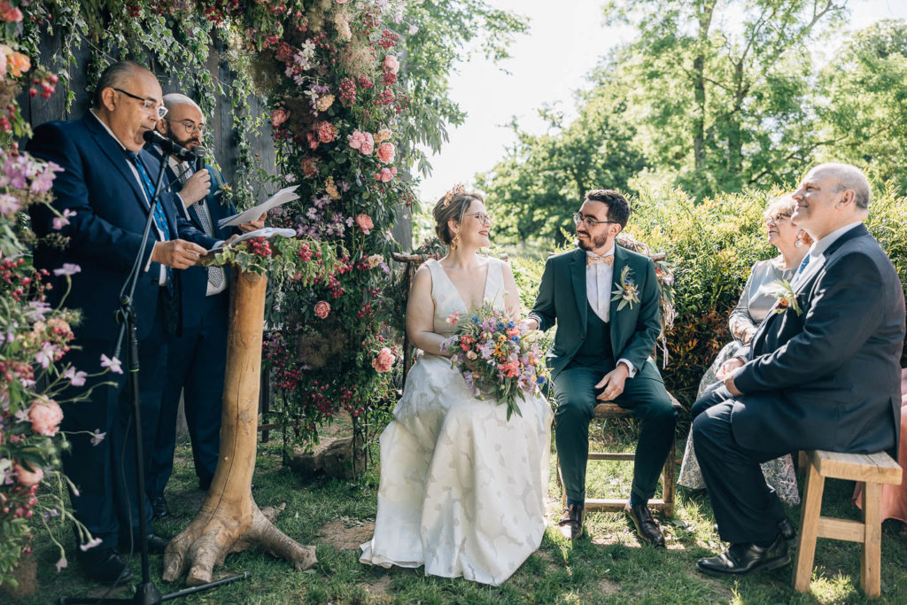 Mariés cérémonie laïque jardin douves Domaine Quincampoix — Pierre Atelier photographe mariage