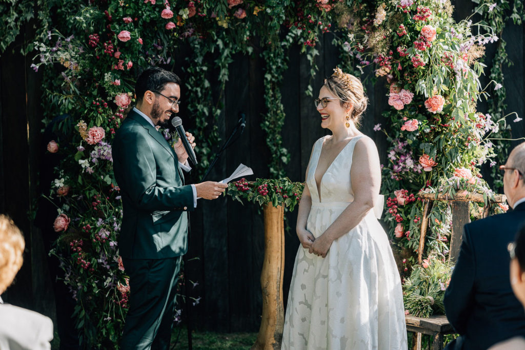 Officiant cérémonie laïque Domaine de Quincampoix printemps — Pierre Atelier photographe mariage