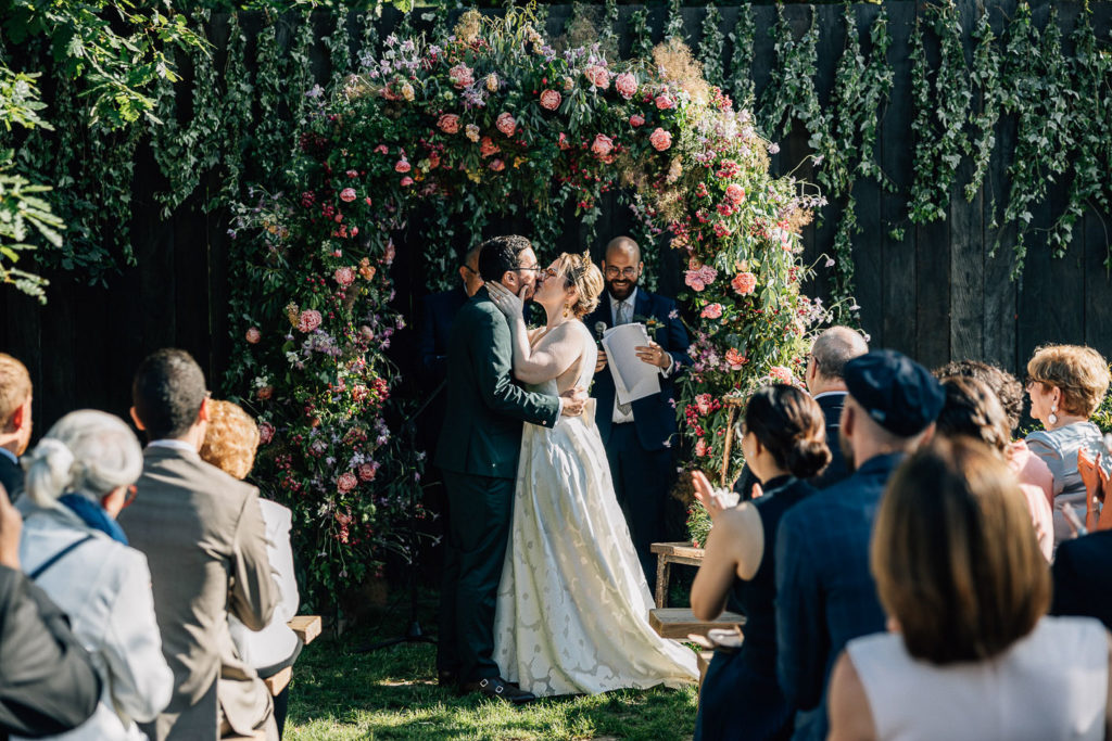 Premier baiser cérémonie laïque Domaine de Quincampoix — Pierre Atelier photographe mariage Paris