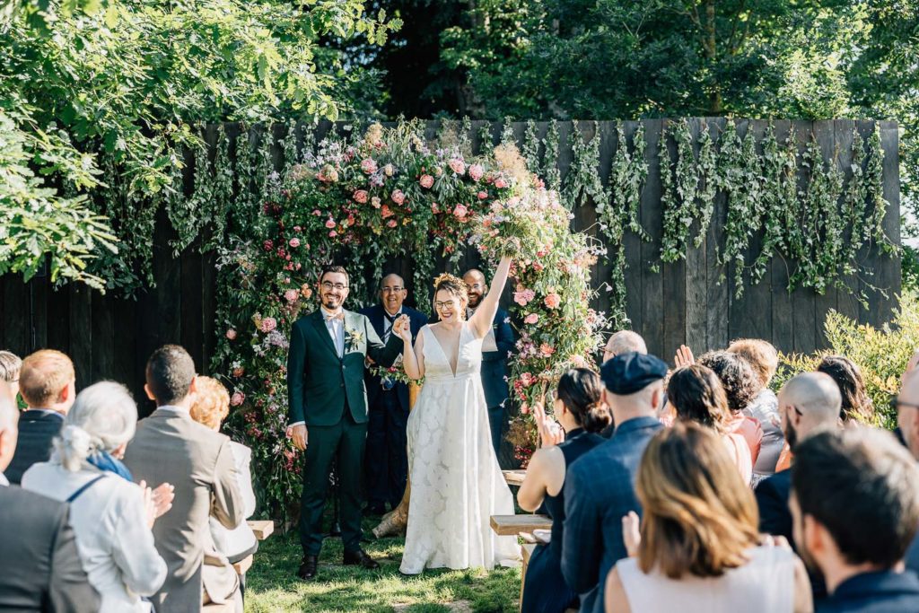 Sortie cérémonie laïque Domaine Quincampoix jardin printemps — Pierre Atelier photographe mariage