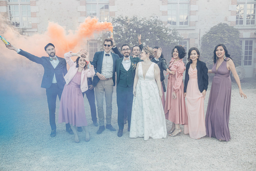 Fumigènes colorés photos groupe Domaine de Quincampoix jardin douves — Pierre Atelier photographe mariage