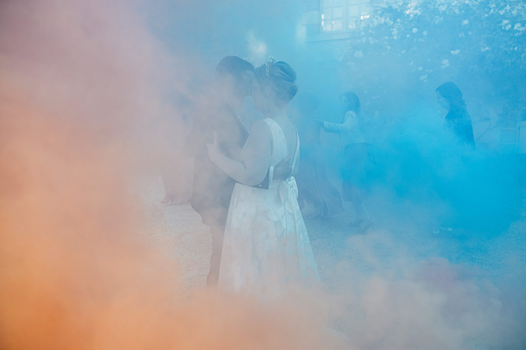 Nuage fumigènes colorés mariés Domaine de Quincampoix — Pierre Atelier photographe