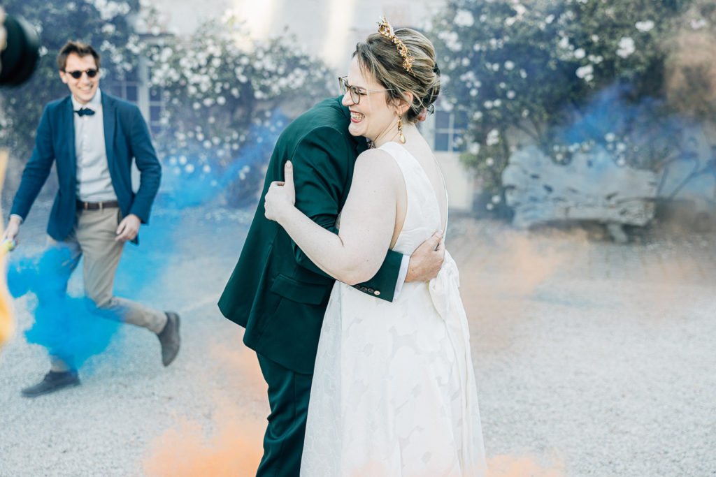 Invités fumigènes jardin Domaine Quincampoix Vallée Chevreuse — Pierre Atelier photographe mariage