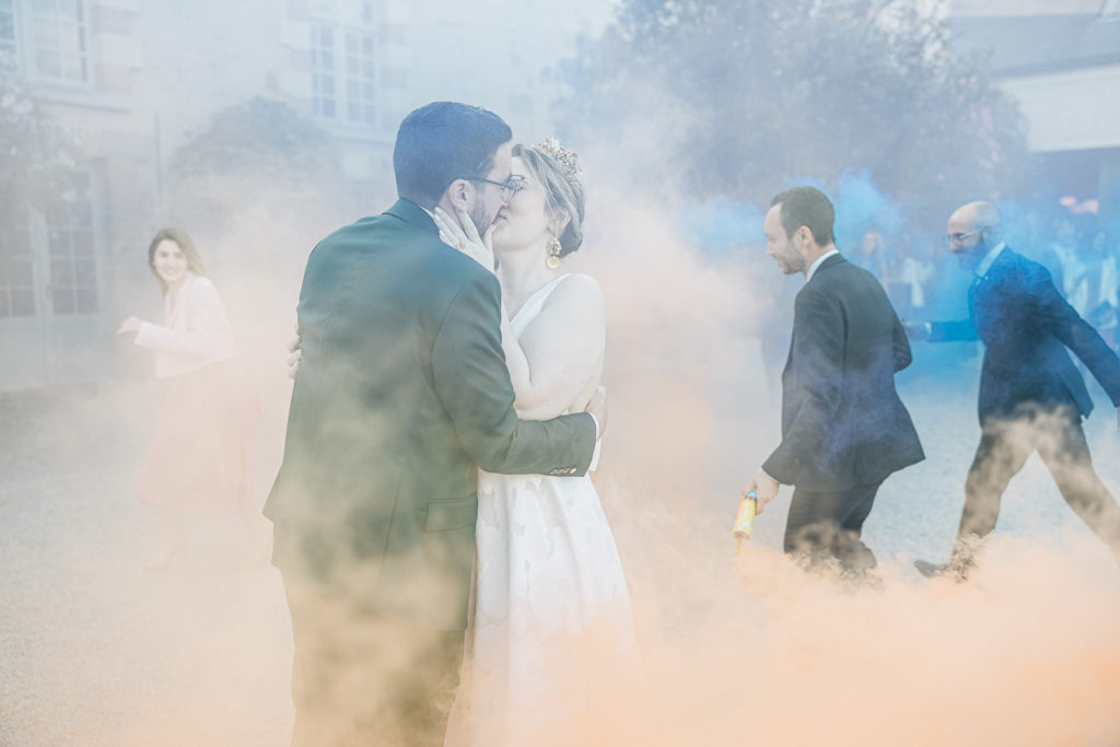 Fumigènes sortie cérémonie Domaine de Quincampoix douves — Pierre Atelier photographe mariage Paris