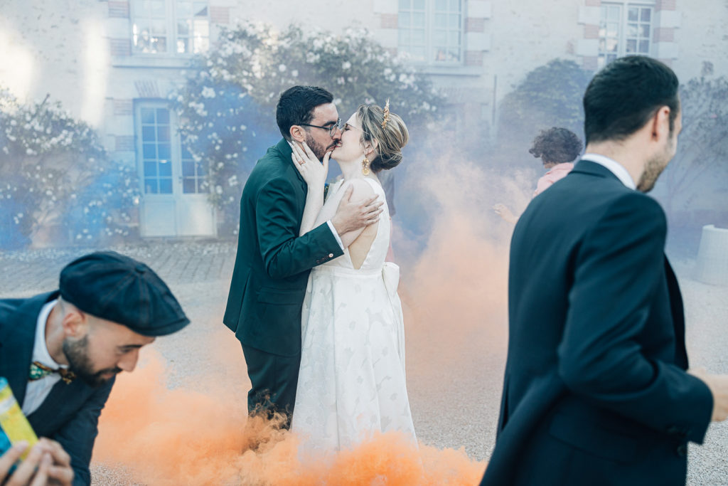 Mariés fumigènes Domaine Quincampoix jardin printemps — Pierre Atelier photographe mariage