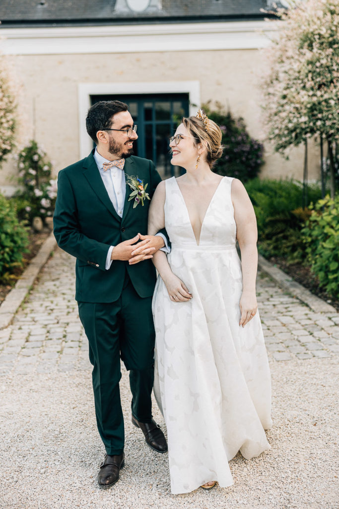 Golden hour portrait couple Domaine de Quincampoix douves — Pierre Atelier photographe mariage