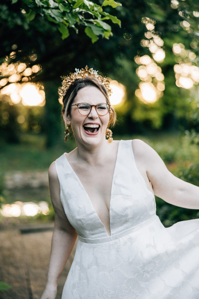 Portrait couple bord douves Domaine de Quincampoix mai — Pierre Atelier photographe mariage