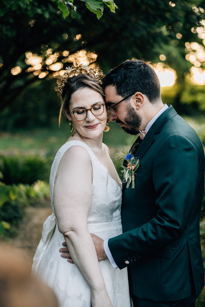 Lumière dorée mariés Domaine Quincampoix jardins printemps — Pierre Atelier photographe mariage Paris