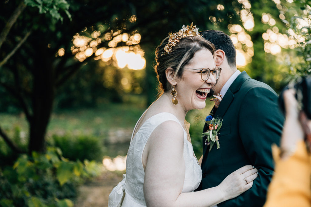 Couple mariage douves Domaine Quincampoix lumière mai — Pierre Atelier photographe mariage