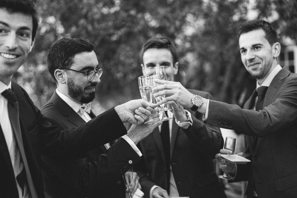 Invités cocktail Domaine de Quincampoix douves mai — Pierre Atelier photographe mariage