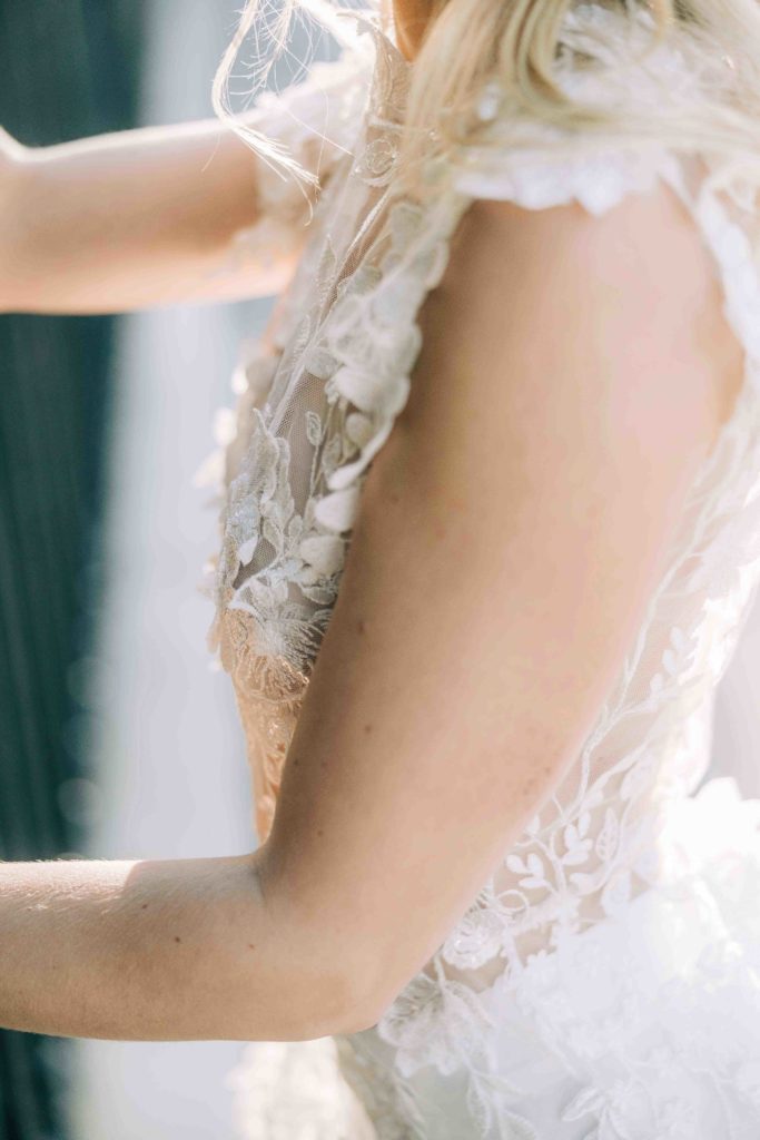 Préparatifs marié Château Saint-Martin-du-Tertre Belle Époque — Pierre Atelier photographe mariage Paris