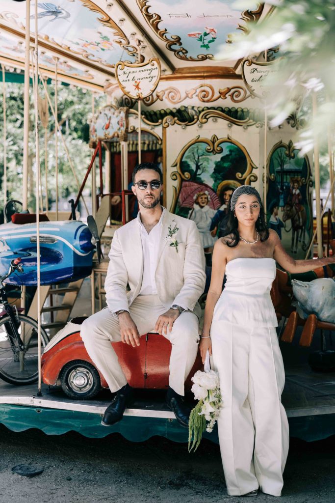 Portrait couple moderne allée Parc des Batignolles Paris — Pierre Atelier photographe couple
