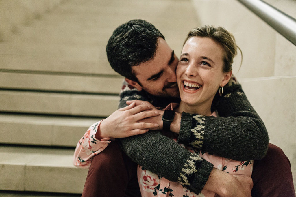 Portrait couple couloirs Musée du Louvre vendredi soir — Pierre Atelier photographe couple Paris