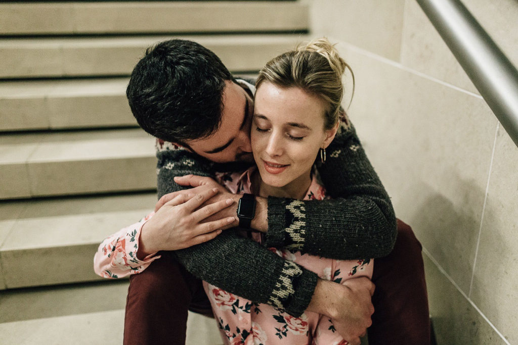 Couple friday wear galeries Louvre Paris nocturne — Pierre Atelier photographe