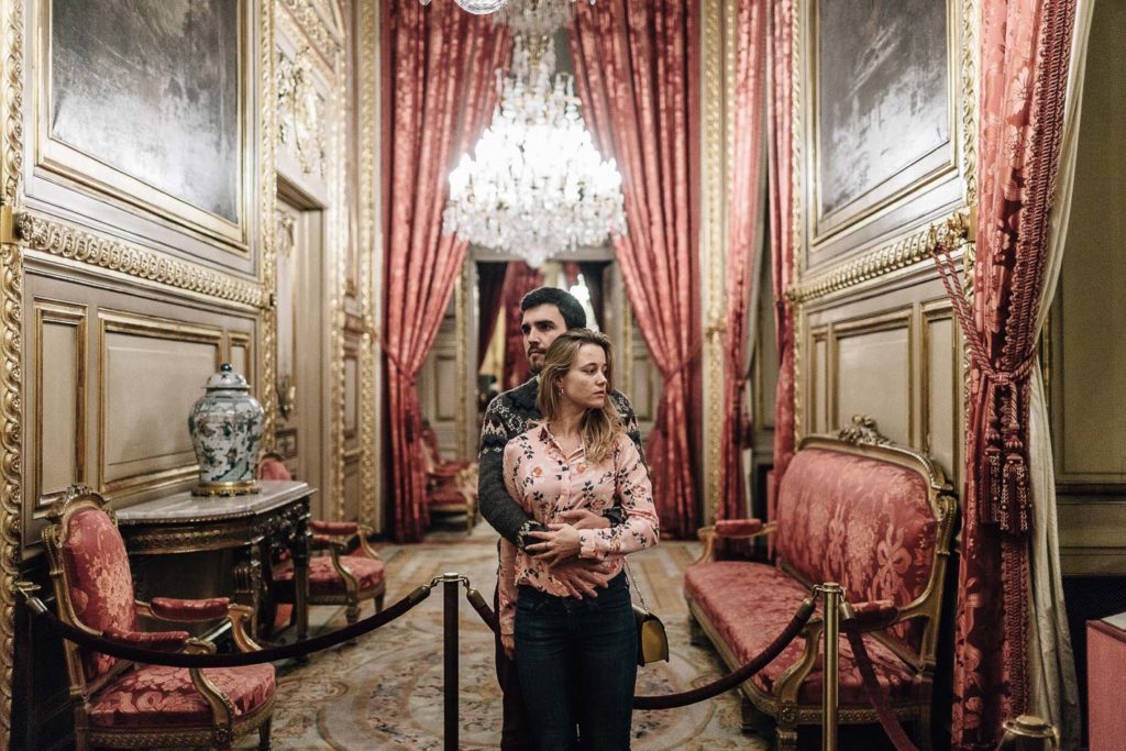 Portrait couple Louvre Paris galeries lumière œuvres — Pierre Atelier photographe