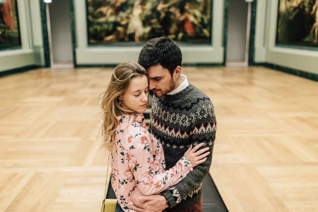 Séance couple nocturne Louvre Grande Galerie Paris friday wear — Pierre Atelier photographe